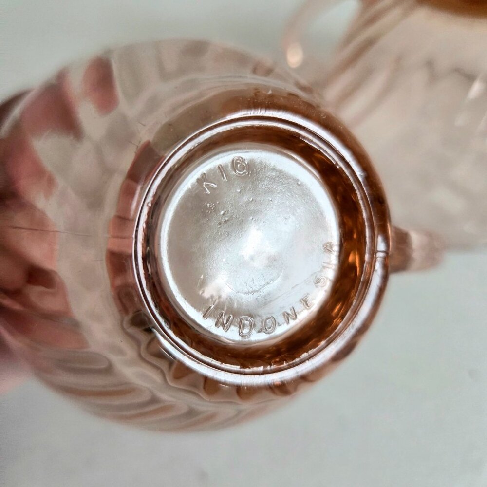 2 vintage pink glass swirl design cups. Retro kitchen. Made in Indonesia. - Picture 6 of 6
